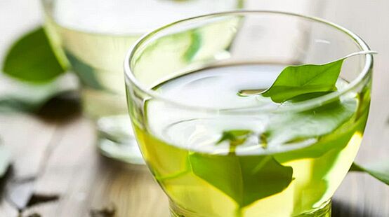绿茶是一种非常健康的饮料，在日本饮食中食用。