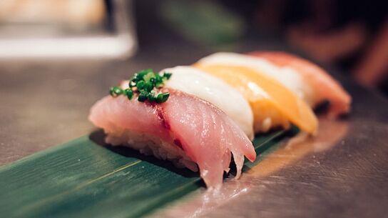 鲜鱼菜肴是日本饮食中蛋白质和脂肪酸的宝库。