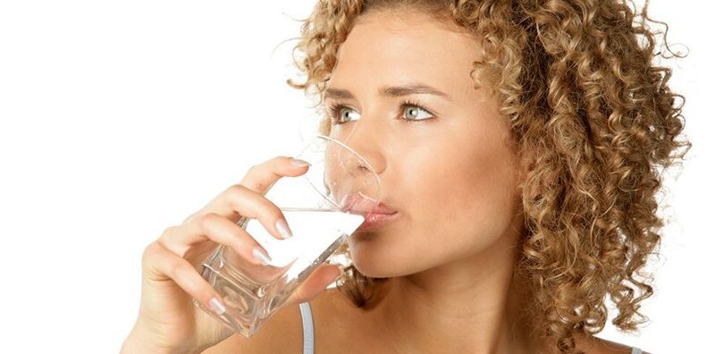 在饮食饮食中，除了其他液体外，您还应饮用 1. 5 升纯净水