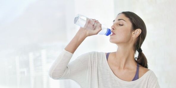 要想快速减肥，你每天至少需要喝2升水。